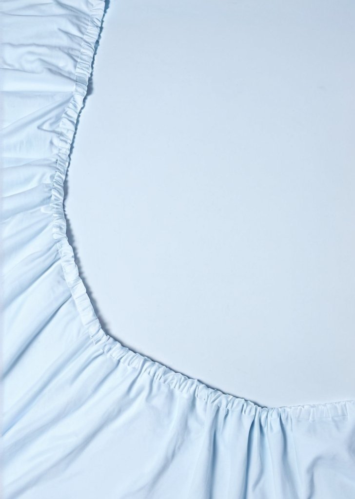 niebieskie prześcieradło o głąbokim kroju - obrazek 2