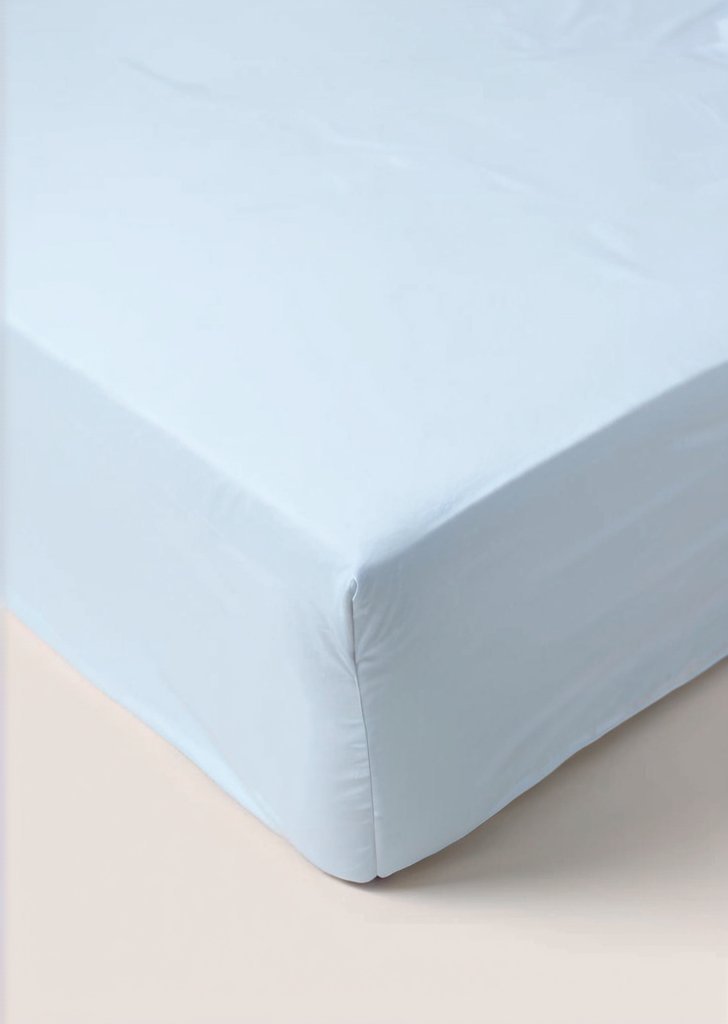 niebieskie prześcieradło o głąbokim kroju