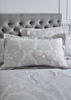 Srebrno-szara, żakardowa, pikowana poduszka z adamaszku