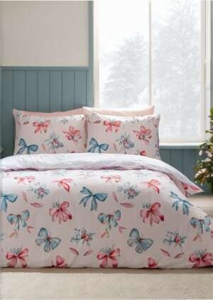 Zestaw dwustronnych poszewek na kołdrą w kolorze różowym, bożonarodzeniowe kokardki i dzwonki