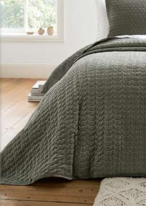 Aksamitna narzuta haftowana Attica w kolorze zielonym